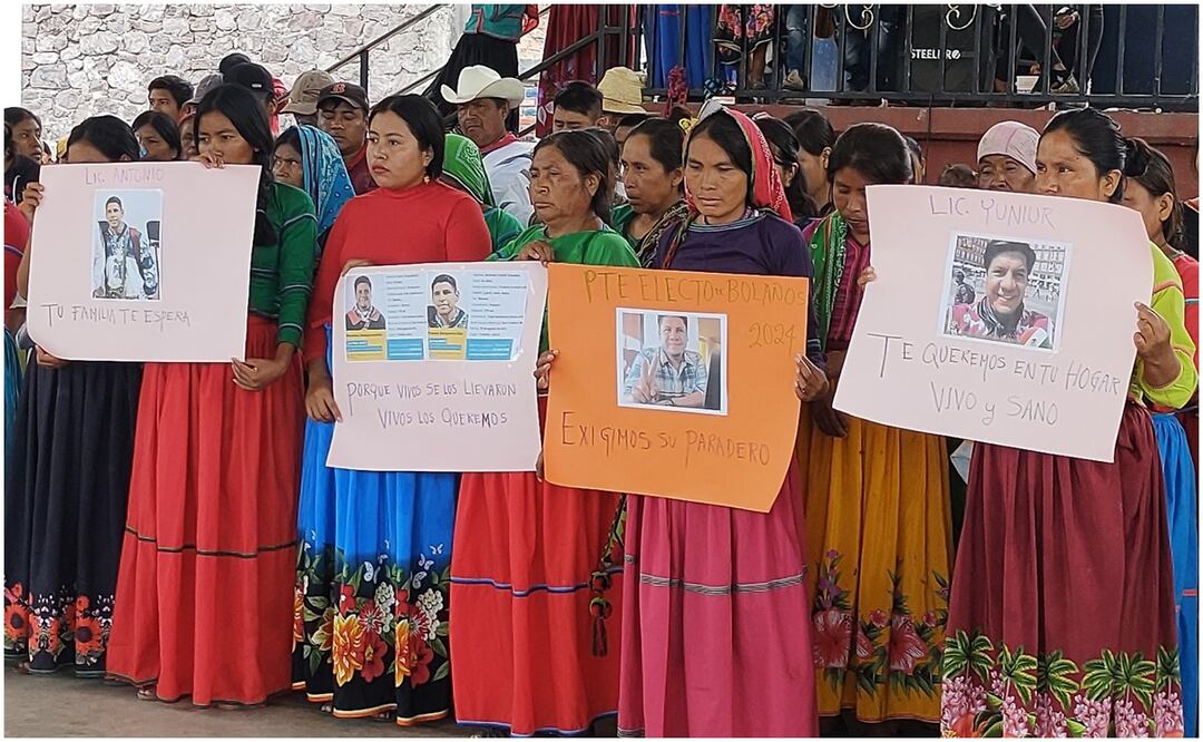 “No estamos conformes con los resultados, necesitamos información más contundente”, “queremos que investiguen bien, queremos justicia”, gritaron las personas de la comunidad wixárika para exigir la verdad de la muerte de Yuniur Vázquez y Antonio Carrillo . Foto: Especial