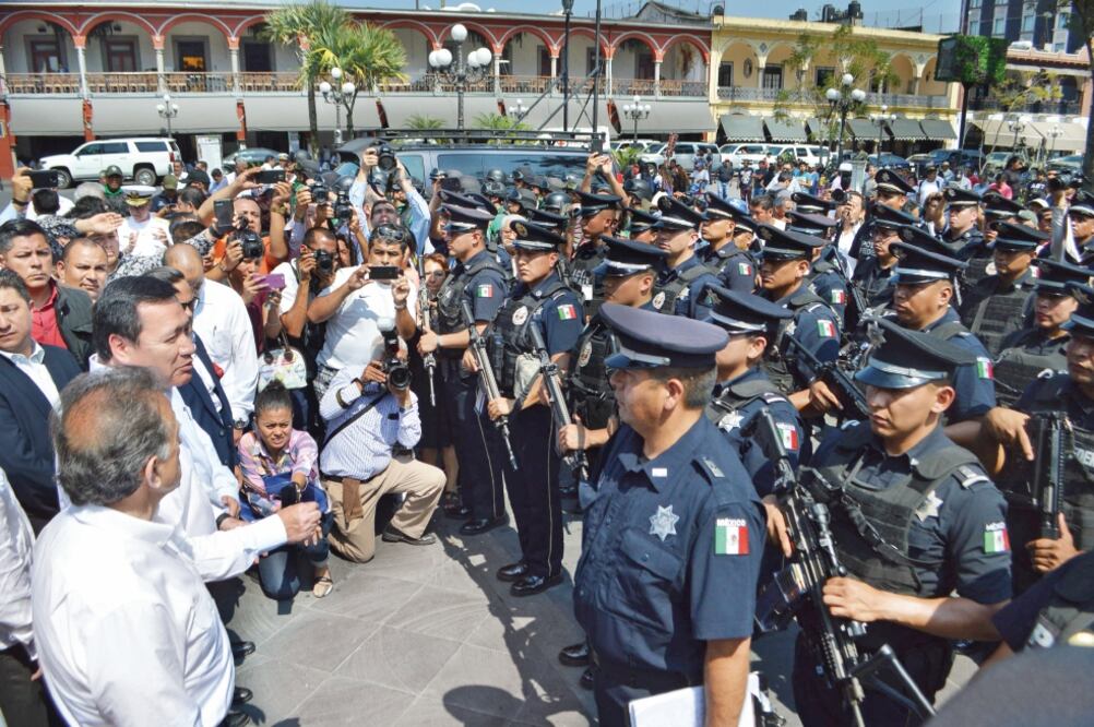 Acompañado por mandos de la Fuerzas Armadas y del Ejecutivo estatal, el secretario de Gobernación, Miguel Ángel Osorio Chong, encabezó el arranque de la estrategia federal que se concentrará en cuatro cuadrantes de la entidad (GUILLERMO CARREÓN. FOTOVER)