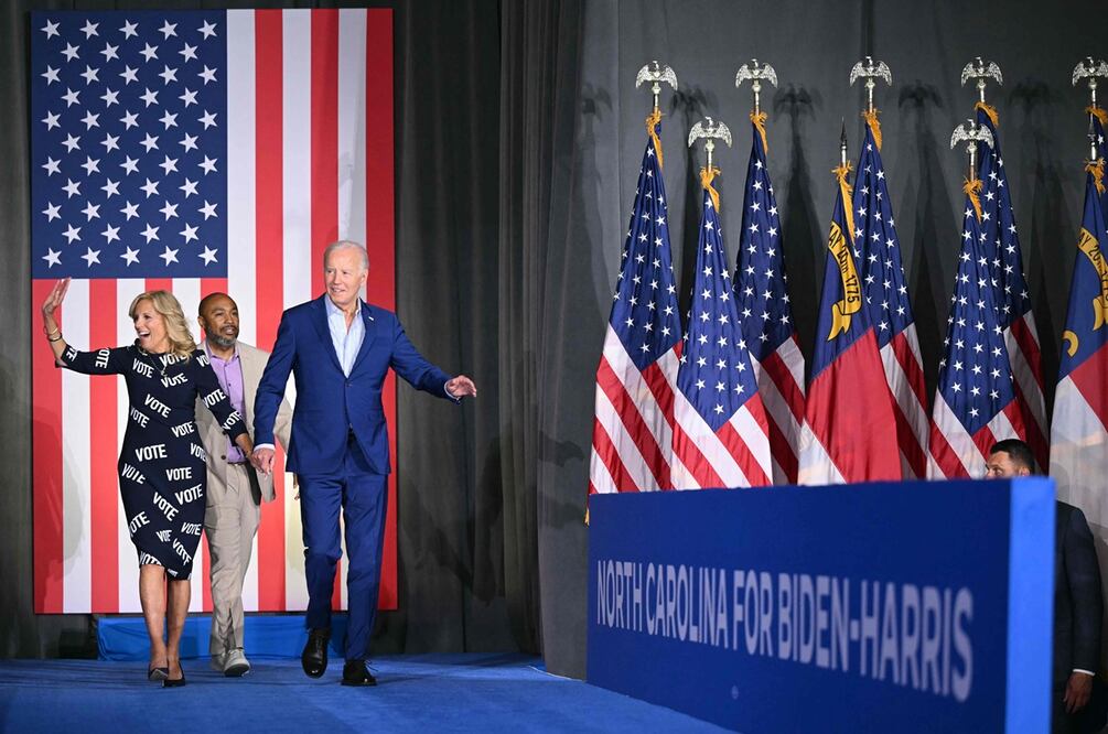 El presidente estadounidense Joe Biden y la primera dama Jill Biden, junto con un educador, llegan a un mitin posterior al debate en Raleigh, Carolina del Norte. Foto: AFP