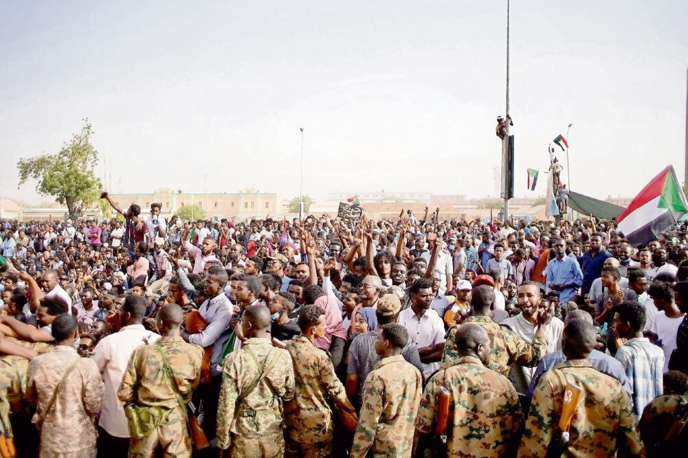 Miles de personas se dirigieron ayer hacia el cuartel general del ejército de Sudán, portando banderas y coreando consignas contra el presidente, Omar al-Ba shir. / EFE