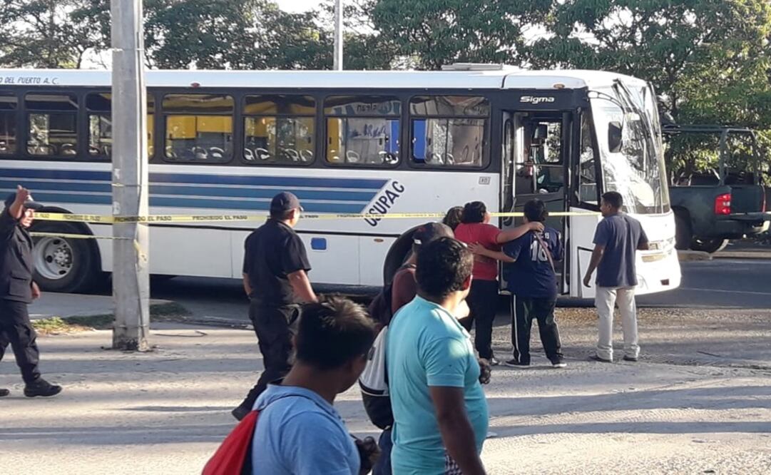 En la carretera Transístimica, a la altura del IMSS de la ciudad de Salina Cruz, presuntos delincuentes se subieron asaltar en el camión del transporte urbano con número económico B-07, que cubría la ruta Hidalgo Poniente-calle Puebla. Foto: Especial