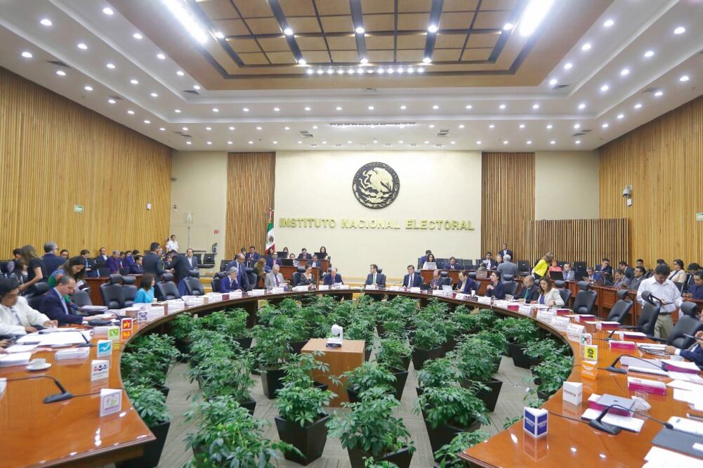 Voto en el exterior. El INE informó que 181 mil 256 connacionales registrados en la LINERE podrán ejercer su sufragio desde el extranjero (ARCHIVO EL UNIVERSAL)