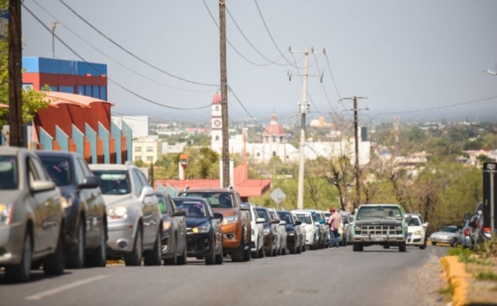 “Hasta me traje 'lonche'”: con largas filas, adultos mayores de Tamaulipas esperan recibir vacuna antiCovid
