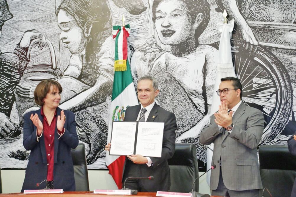 El jefe de Gobierno, Miguel Ángel Mancera (centro), aparece en el segundo lugar en la lista de candidatos plurinominales del PAN al Senado. (ESPECIAL)