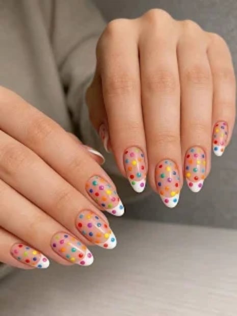 Uñas french con puntos. Foto: Shein