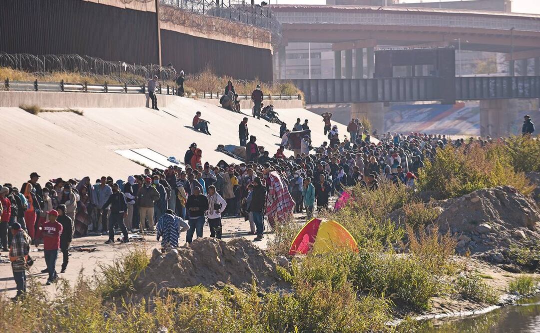 Más de 500 migrantes de Nicaragua y algunos de Ecuador formaron una larga fila del lado estadounidense del río Bravo en espera de entregarse a agentes de la Patrulla Fronteriza.