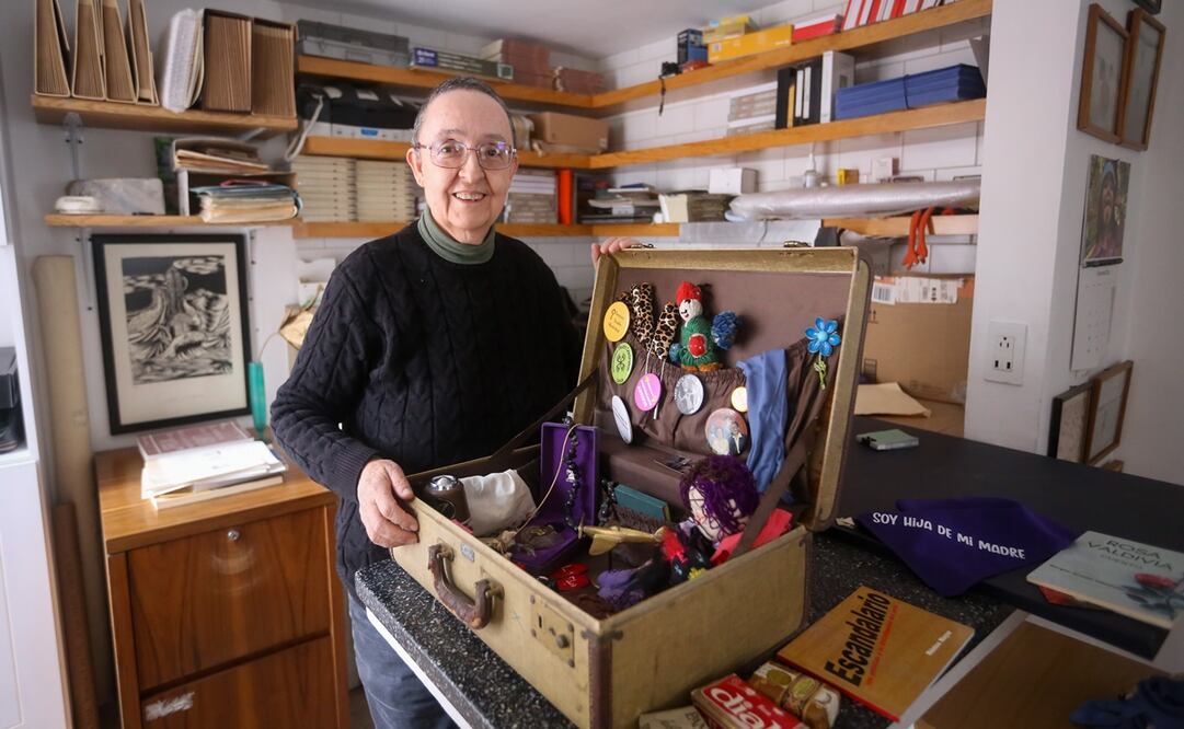 Mónica Mayer, artista invitada a la venta de arte en el tianguis de Lagunilla, organizada por el Artista Luis Valverde. Foto: Luis Camacho|El Universal
