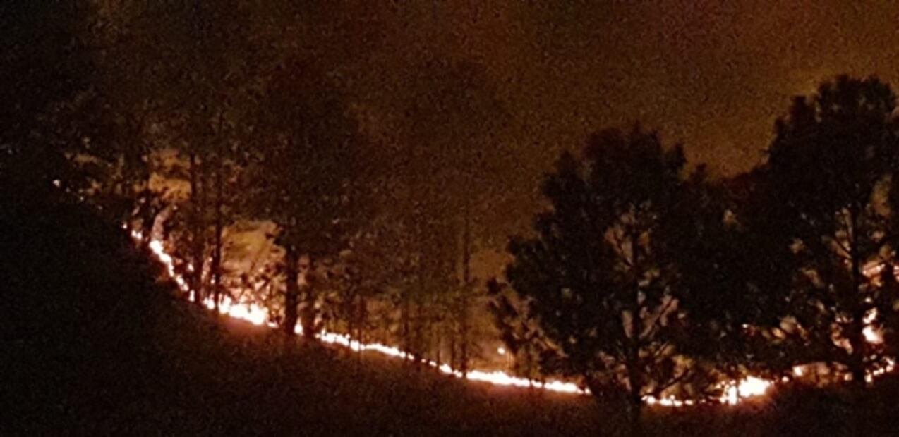 Aumenta voracidad de incendio en la sierra de Santiago; evacuan a más de mil personas