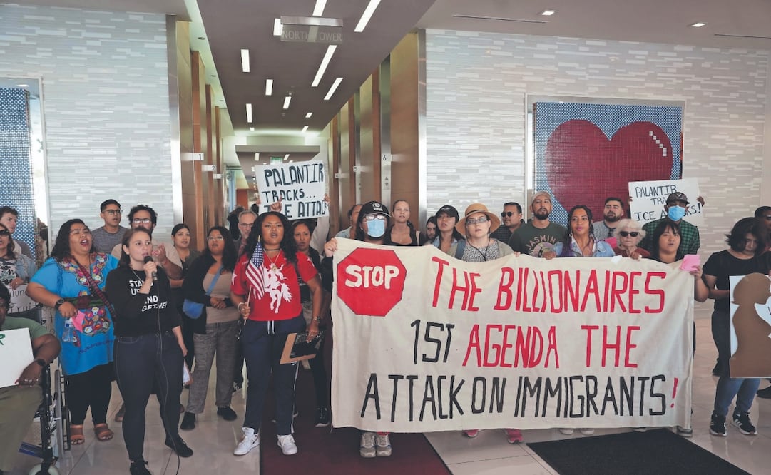 Protesta en las oficinas de la compañía Thiel Company, una empresa de alta tecnología propiedad del multimillonario Peter Thiel, a quien se le acusa de contratos por millones de dólares para proveer recursos a ICE. Foto: Aimee Melo/ EL UNIVERSAL