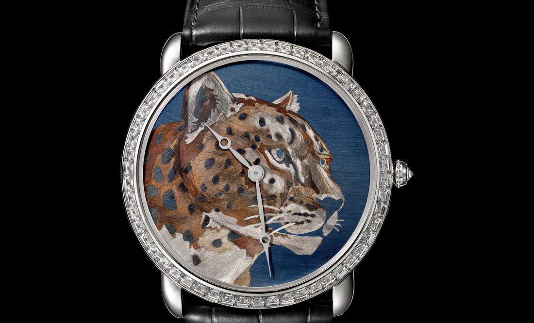 El nuevo Ronde Louis Cartier XL Flamed Gold tiene caja de oro blanco y un diamante en la corona. Está equipado con un mecanismo de cuerda manual.