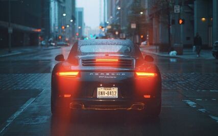 La curiosa historia de la tercera luz de freno en los autos