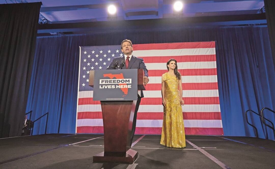 Ron DeSantis mientras celebra la reelección como gobernador de Florida, junto a su esposa Casey, en Tampa. Foto: AP