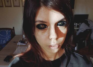 Modelo queda ciega por tatuarse ambos ojos con tinta negra