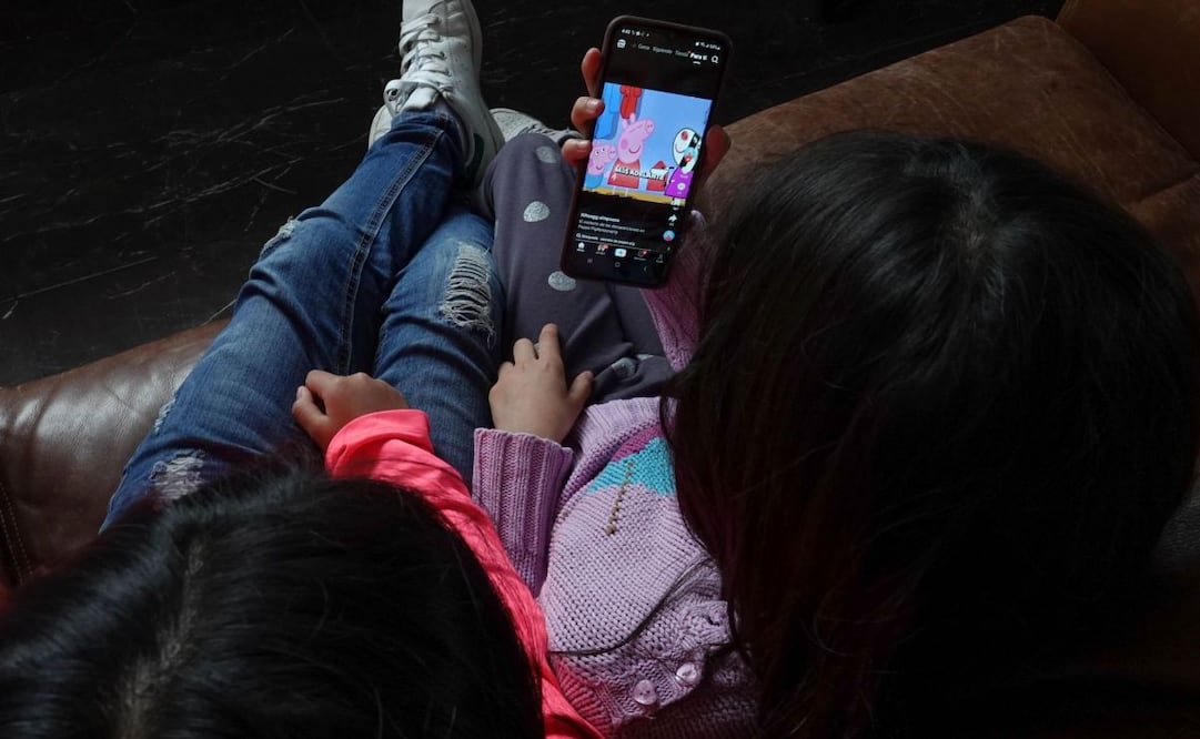 El gobierno de México prepara una propuesta para regular el uso de plataformas digitales y redes sociales en niños y adolescentes. Foto: Rogelio Morales/ Cuartoscuro