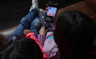 Al año, jóvenes mexicanos pasan 90 días ininterrumpidos frente al teléfono, revela encuesta; niños también se ven afectados