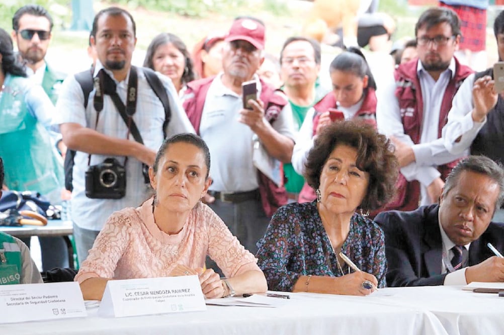 La mandataria estuvo acompañada por Patricia Aceves, edil de Tlalpan, quienes escucharon las demandas vecinales en materia de seguridad. Foto/ESPECIAL