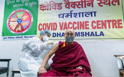 Dalai Lama llama a vacunarse contra Covid-19 tras recibir la primera dosis