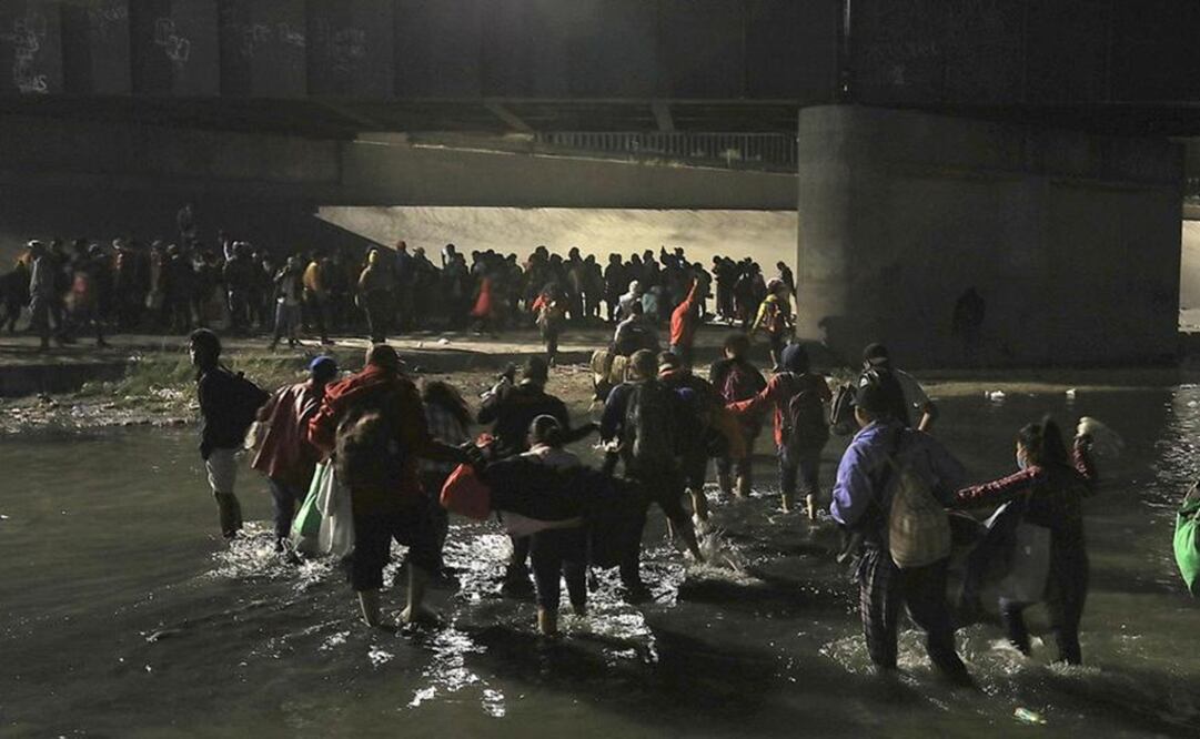 Cientos de Migrantes cruzan el Río Bravo en Ciudad Juárez, México, rumbo a Estados Unidos.  Foto: EFE