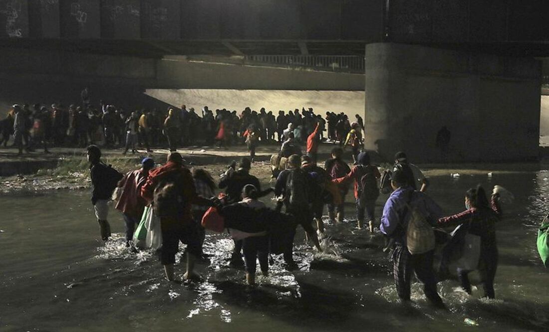 Cientos de Migrantes cruzan el Río Bravo en Ciudad Juárez, México, rumbo a Estados Unidos. Foto: EFE