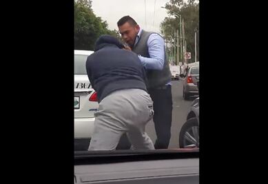 Captan pelea de taxista y chofer de Uber en Taxqueña