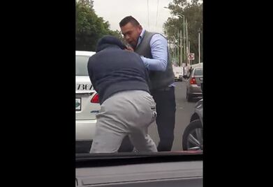 Captan pelea de taxista y chofer de Uber en Taxqueña