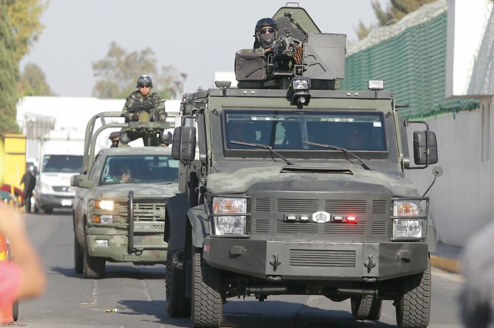 Ayer se desplegó un fuerte operativo de seguridad en el hangar de la Marina, previo al arribo de El Chapo (LUIS CORTÉS. EL UNIVERSAL)