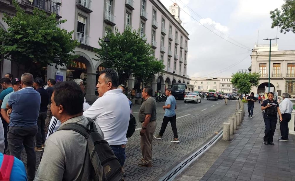Protestan trabajadores de agua de Xalapa; denuncian irregularidades y falta de diálogo.
Foto: Especial.