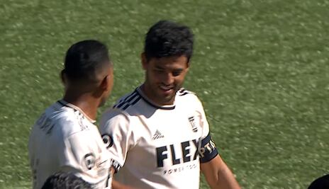 Vela hace golazo y su equipo gana