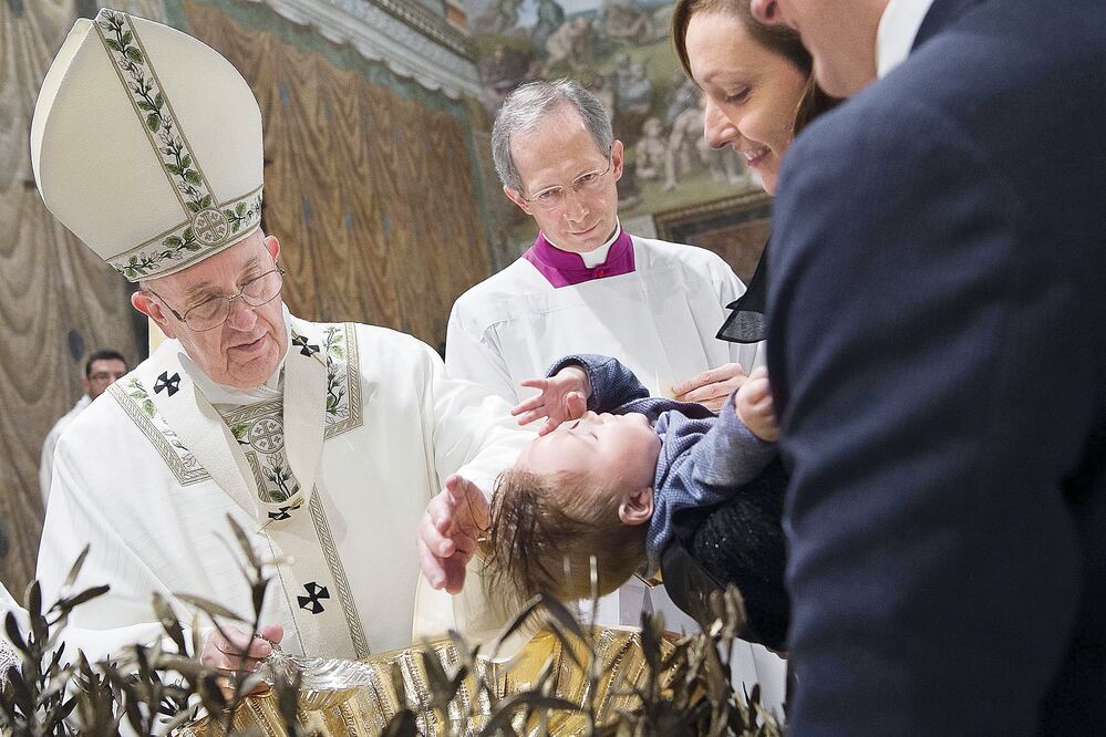 El Papa bautizó ayer a 26 niños en la Capilla Sixtina, en celebración del bautismo de Jesús, y pidió a sus padres inculcarles la fe cristiana (ESPECIAL)