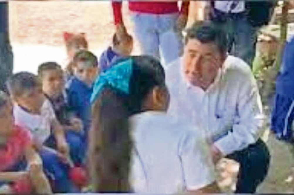 En un video difundido en redes sociales se ve al edil de Ahome, Guillermo Chapman, decir a una niña que tiene una “obesidad, espantosa y horrible”. (TOMADA DE VIDEO)