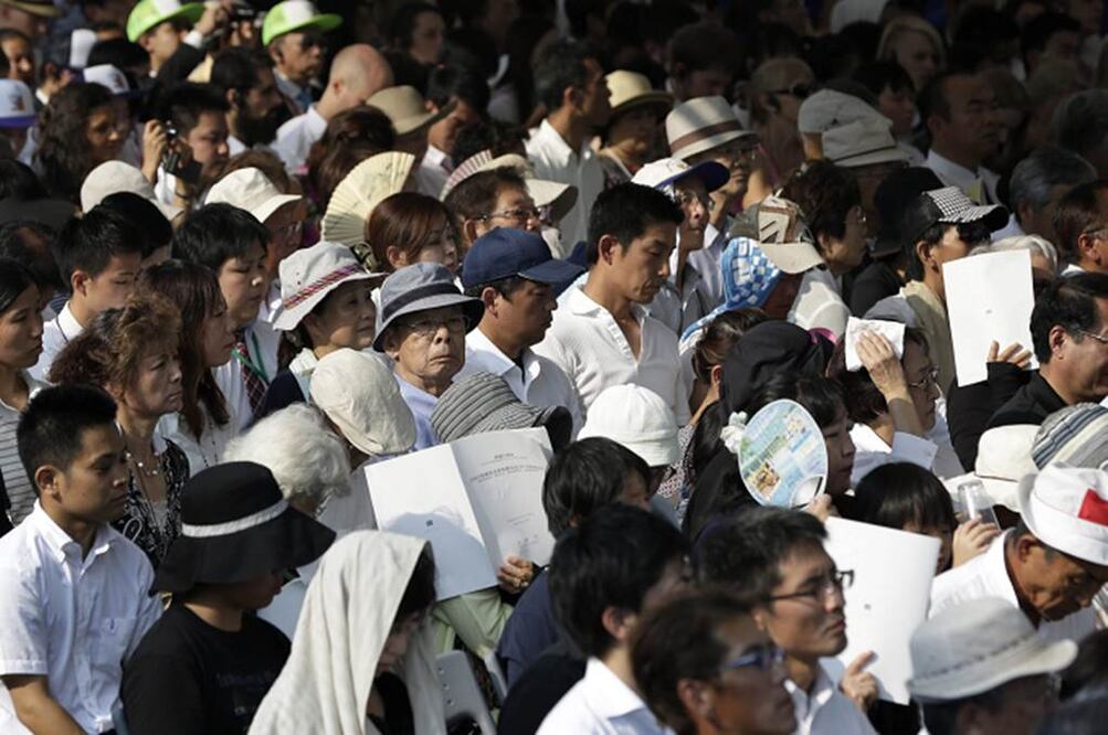 Miles de personas guardaron silencio en el Parque Memorial de la Paz a las 08:15 hora local (23:15 GMT del miércoles), la hora exacta en la que hace siete décadas un avión estadounidense arrojó la primera bomba nuclear de la historia (EFE)