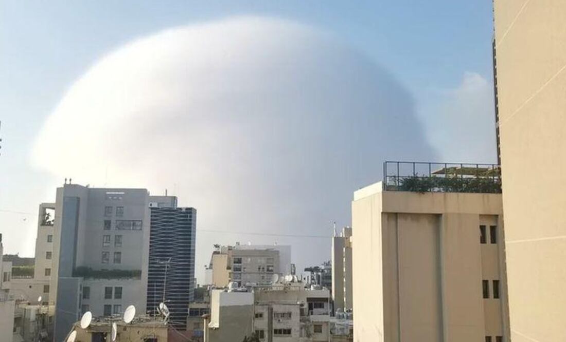 La nube que se generó tras la explosión generó incertidumbre en Líbano. Foto: Reuters