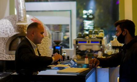 Joven revela extraño cargo en la cuenta de los restaurantes en los Estados Unidos post pandemia