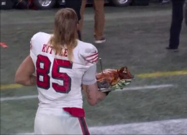 VIDEO: George Kittle festejó el triunfo de los 49ers repartiendo pavo a los aficionados por el Día de Acción de Gracias