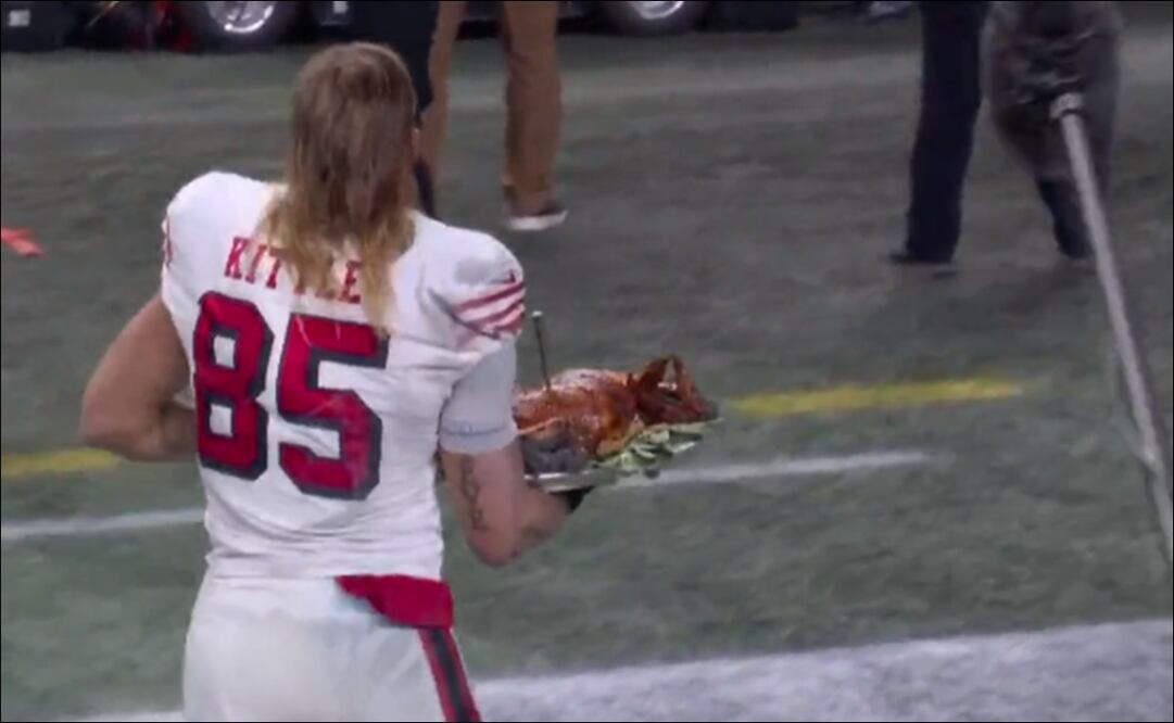 George Kittle repartió pavo a los aficionados de San Francisco / Foto: Especiales