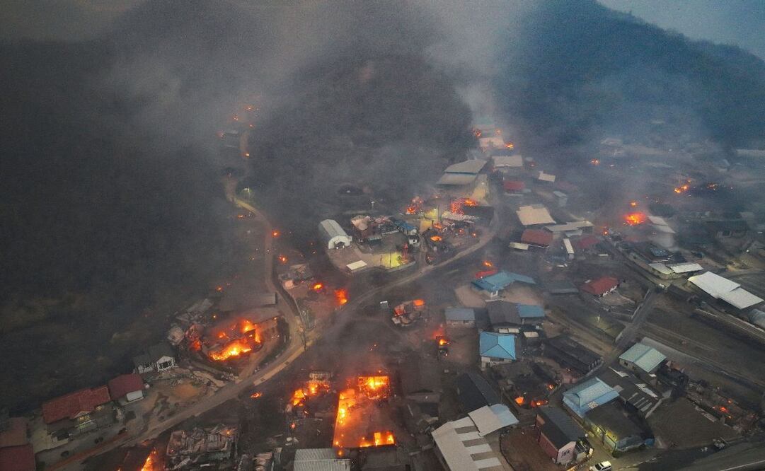 Residencias quemadas en una localidad luego de que se vieron envueltas por un incendio que ha sido avivado por los fuertes vientos en Uiseong, Corea del Sur, el martes 25 de marzo de 2025. (Foto: Yoon Gwan-shick/Yonhap vía AP)