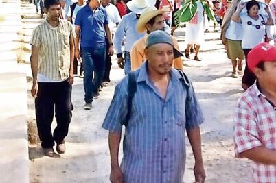 Se suman 2 maestros a huelga de hambre