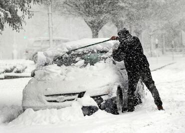 Tormenta invernal en noreste de EU afecta electricidad y transporte