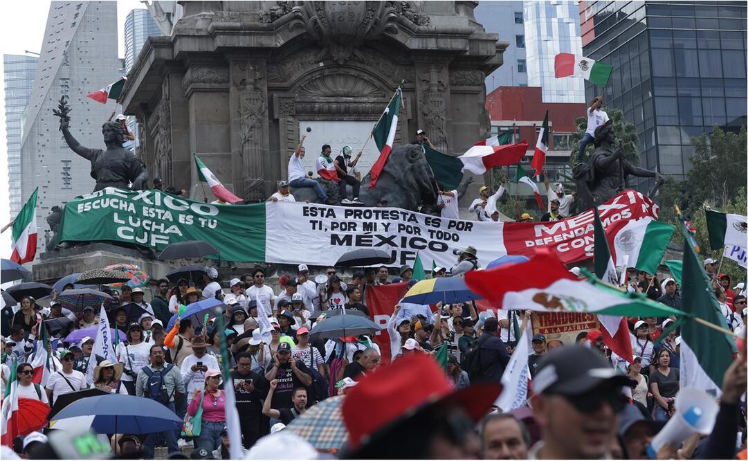 Cientos de trabajadores protestan contra la reforma judicial en el Ángel de la Independencia. Foto: Fernanda Rojas/EL UNIVERSAL