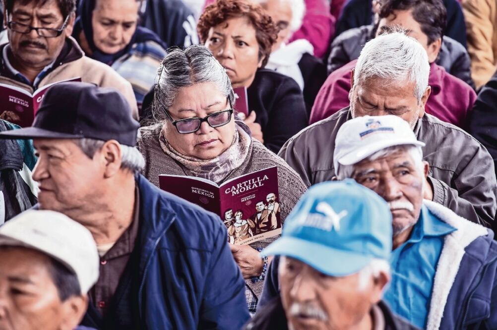 Adultos mayores recibieron la Cartilla Moral durante un evento en el Valle de Chalco. (GERMÁN ESPINOSA. EL UNIVERSAL)
