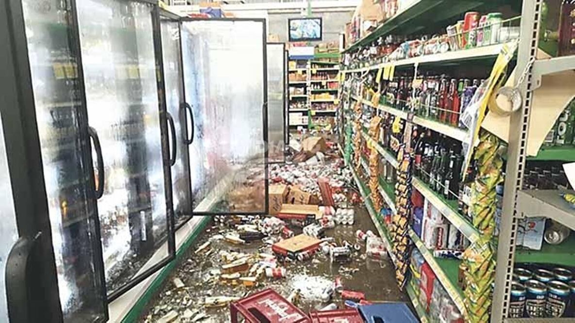 Gran cantidad de mercancía cayó en un supermercado de la zona central del litoral de Costa Rica sobre el Océano Pacífico por el impacto del sismo que sacudió el domingo a este país. (Cortesía de Diario Extra, de San José)