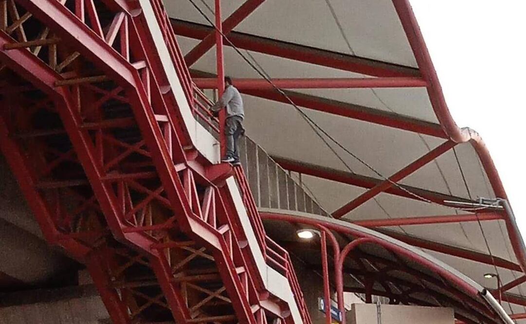 Hombre se lanza de escaleras en metro de Monterrey y cae sobre autobús