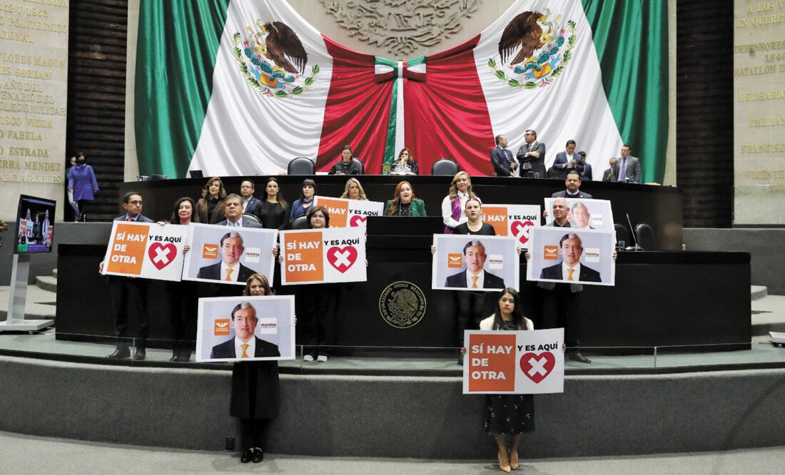 En la Cámara de Diputados, panistas sacaron carteles con los rostros unidos de Andrés Manuel López Obrador y Samuel García. Foto: Especial