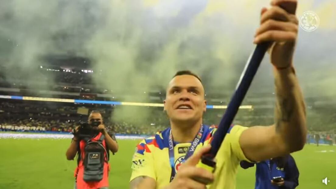 'Cabecita' Rodríguez en la celebración del América en el Estadio Azteca. FOTO: ESPECIAL