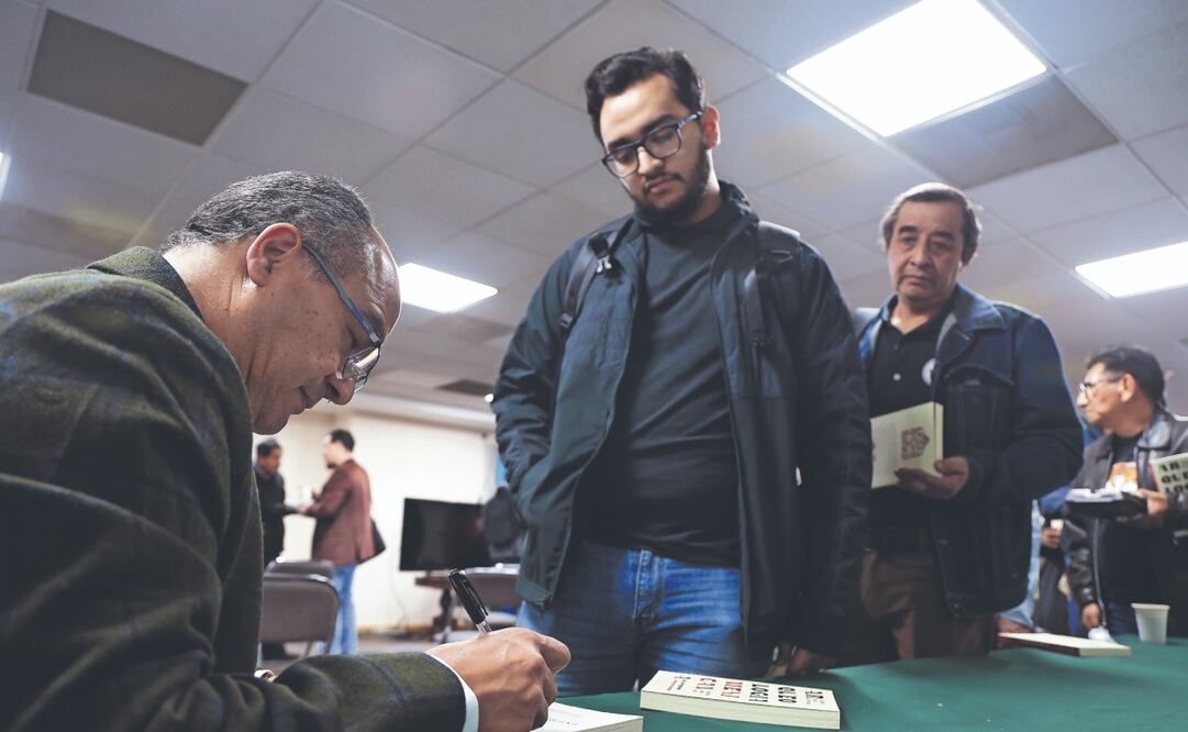 Suscriptores de EL UNIVERSAL piden la firma de Leonardo López Luján en los ejemplares de su libro. Foto: de Berenice Fregoso. El Universal