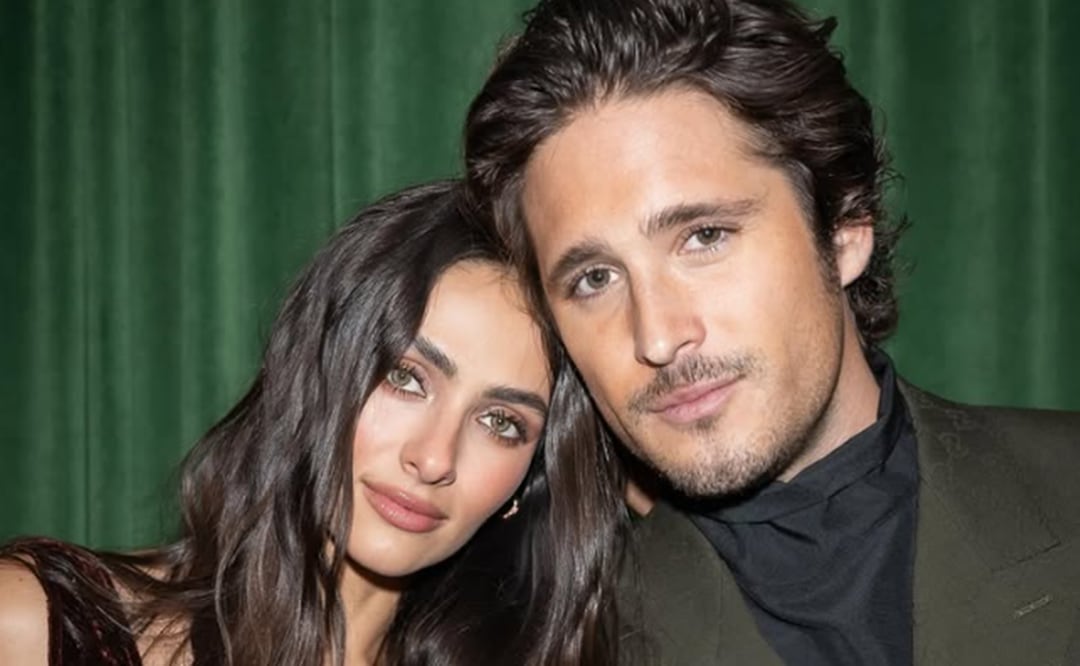Diego Boneta y Renata Notni en diciembre de 2025.