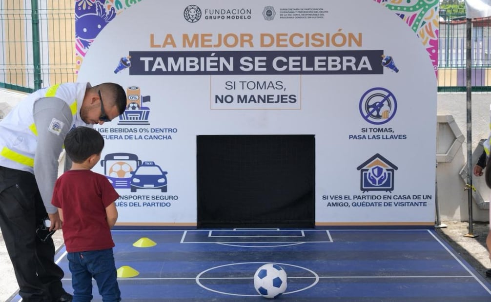 Instalan gigante futbolero en Utopía Meyehualco; vecinos de Iztapalapa se reúnen para ver el Mundial. 
Foto: Santiago Cadena / El Universal