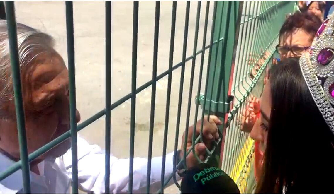 López Obrador fue recibido por simpatizantes, pero también por trabajadores de salud que exigen su basificación. Foto: especial