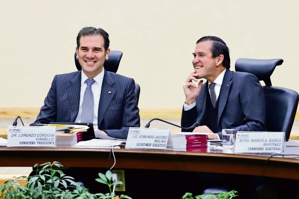 El consejero presidente del INE, Lorenzo Córdova Vianello, y el secretario ejecutivo del organismo electoral, Edmundo Jacobo Molina, en la sesión. Foto: BERENICE FREGOSO. EL UNIVERSAL