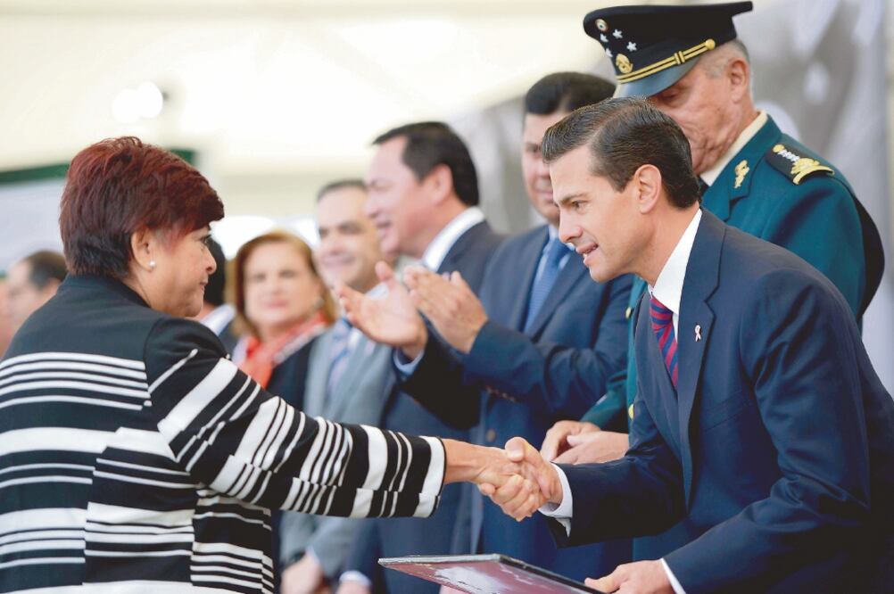 El Presidente saluda a un familiar del brigadier Jorge Martínez, quien falleció en 2003 al intentar cruzar un río tras el paso del huracán Ignacio (ALEJANDRO ACOSTA. EL UNIVERSAL)